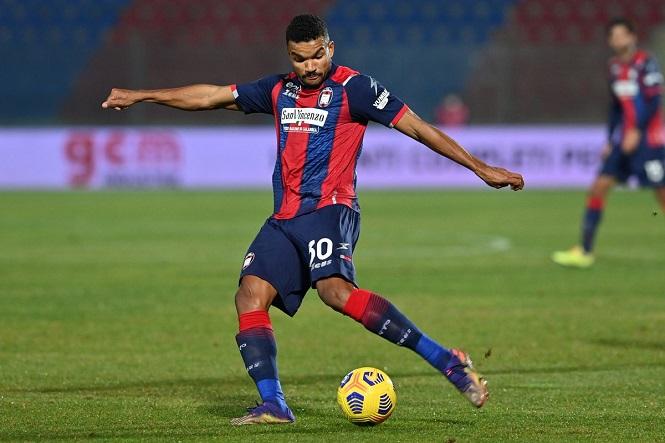 AC Milan theo đuổi tiền vệ tấn công từng là nhân viên giao hàng