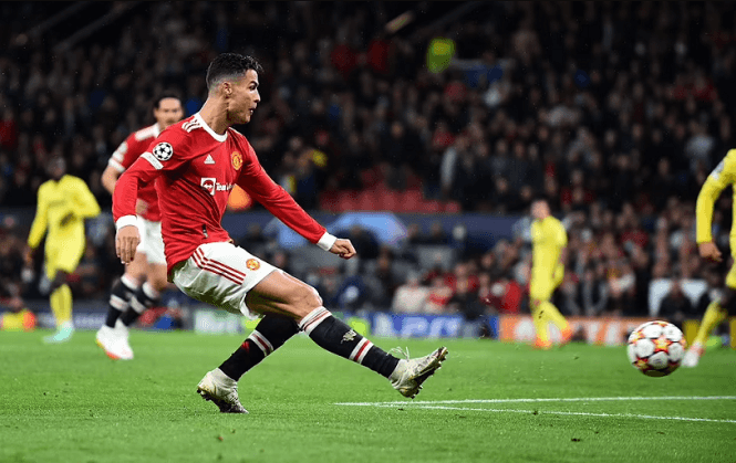 Bàn thắng của Ronaldo cho MU trước Villarreal lẽ ra không được tính?