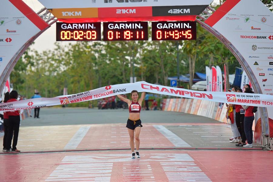 Tận hưởng cung đường chạy không vòng lặp độc đáo của Giải Hà Nội Marathon Techcombank
