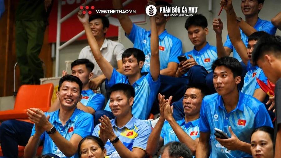 Đội tuyển bóng chuyền nam tiếp sức cho đồng nghiệp nữ tại chung kết SEA V Cup 2026