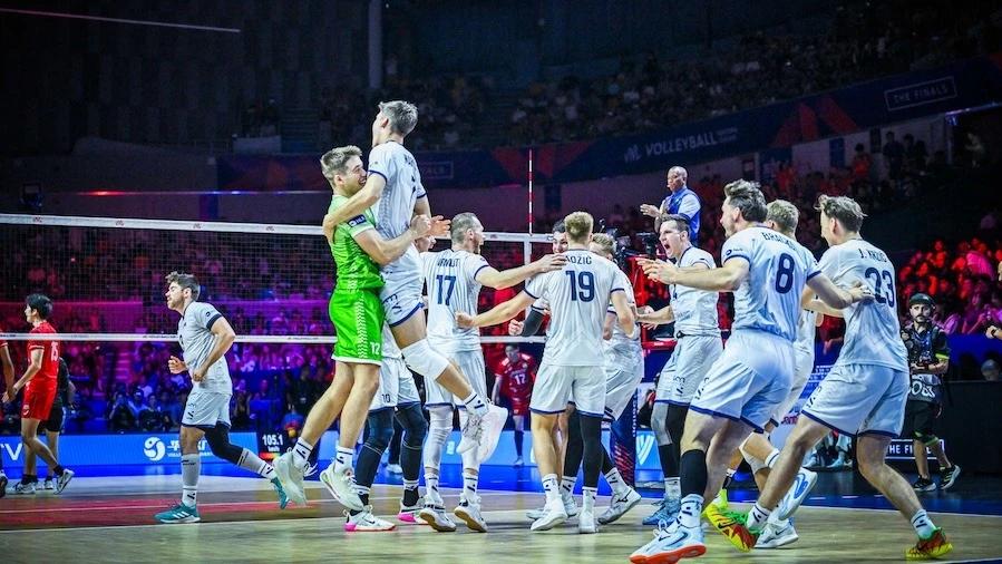 Thắng nghẹt thở Nhật Bản, Slovenia lần đầu giành huy chương tại VNL nam