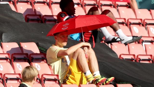 Arsenal tốn khoản tiền khổng lồ cho lòng trung thành của Ozil