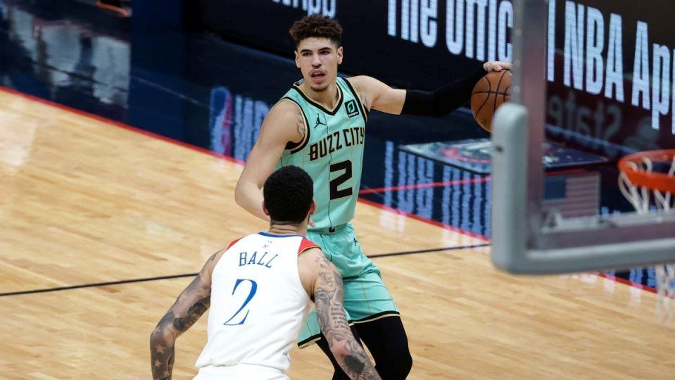 LaMelo Ball đánh bại anh trai Lonzo, suýt lập triple-double lịch sử