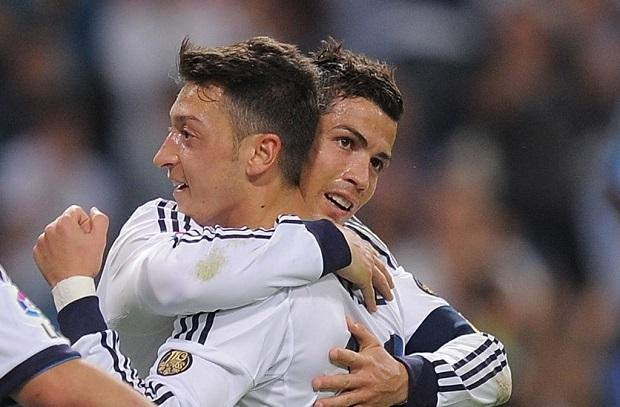 Ozil giải thích tại sao Cristiano Ronaldo tốt hơn Messi