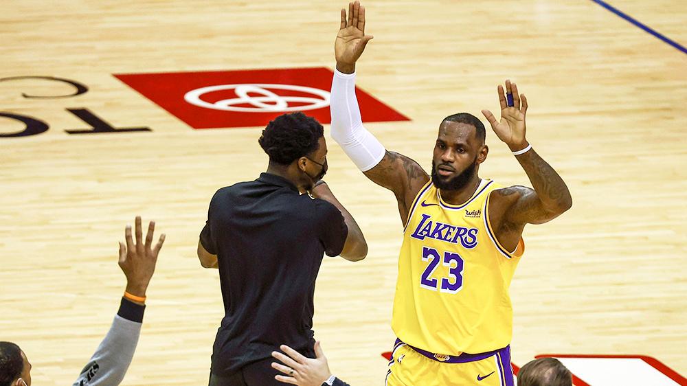 Xem ngay: Quả 3 điểm "look-away" của LeBron James khiến cư dân mạng phát cuồng