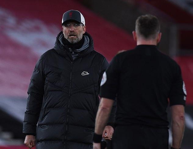HLV Liverpool bị chê đạo đức giả khi tố trọng tài thiên vị MU