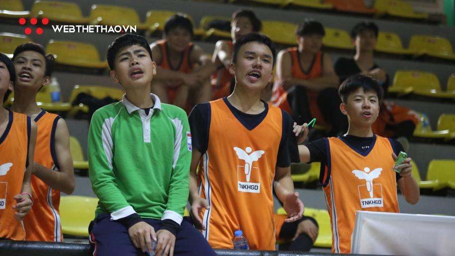 Video: Độc đáo THCS Thực Nghiệm hát cổ vũ tại Giải BR Học sinh Hà Nội