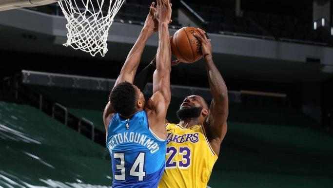 LeBron James rủ Caldwell-Pope dội mưa 3 điểm nhấn chìm Milwaukee Bucks