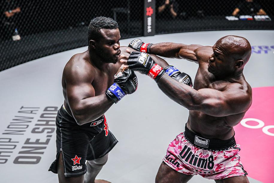 "Người khổng lồ Châu Phi" Oumar Kane hủy diệt "Báo đen" Alain Ngalani ngày ra mắt ONE Championship