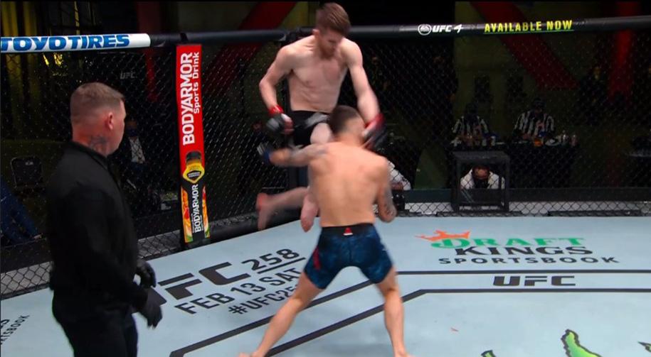 VIDEO Cory Sandhagen đánh gục lão tướng Frankie Edgar bằng đòn gối bay duy nhất