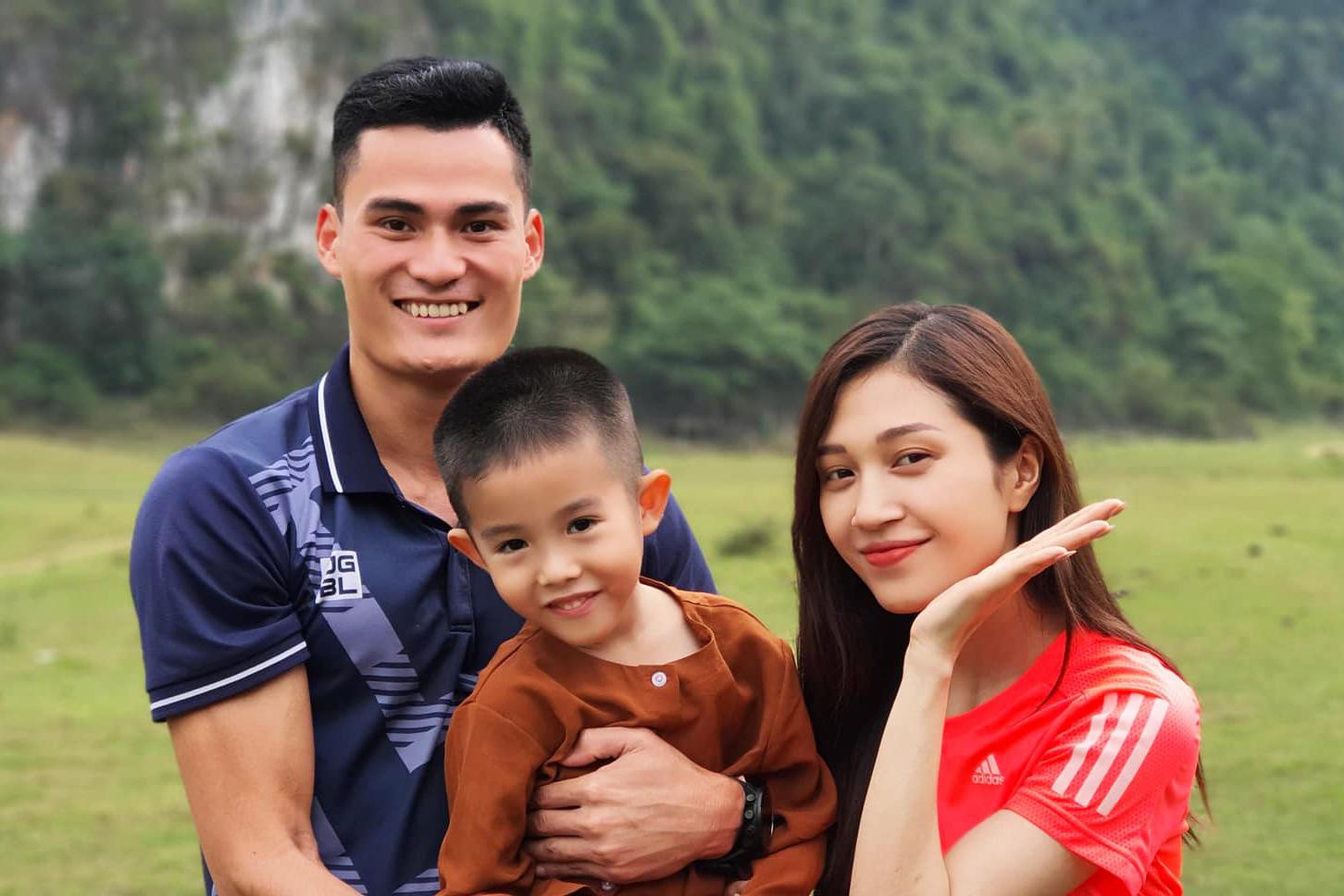 Soái ca điền kinh Quách Công Lịch rạng rỡ bên “mẹ già, phiên bản nhí” chương trình Tết Tân Sửu