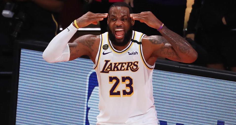 LeBron James lại bộc lộ điểm yếu, Westbrook bắt tay Bradley Beal ăn mừng
