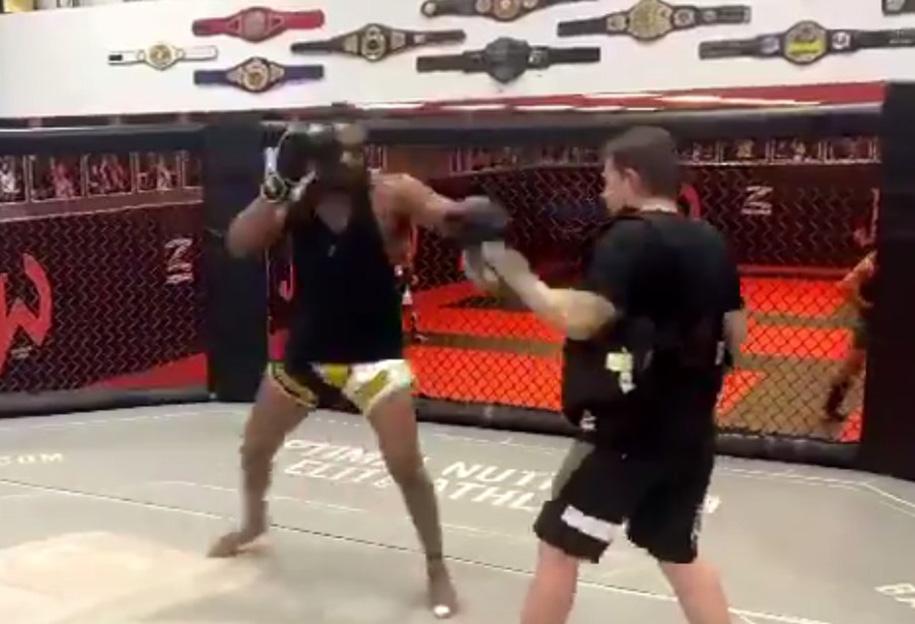Jon Jones khoe tốc độ và kỹ thuật tuyệt vời tại hạng nặng