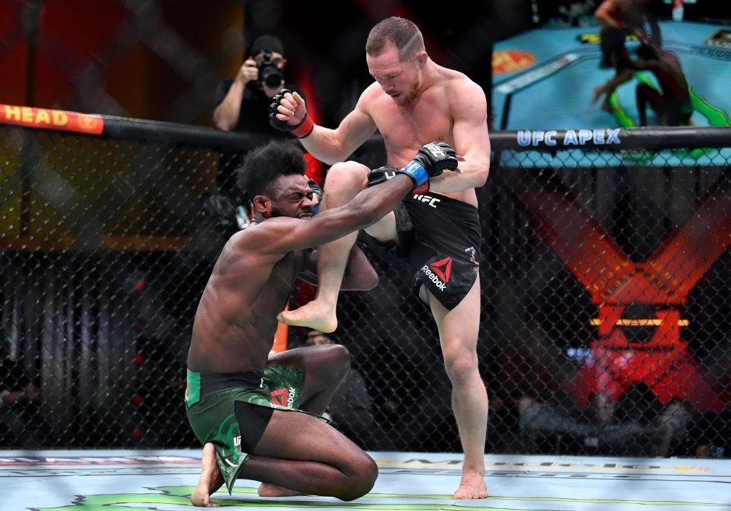 Tại sao cú lên gối của Petr Yan lên Aljamain Sterling tại UFC 259 lại phạm luật?