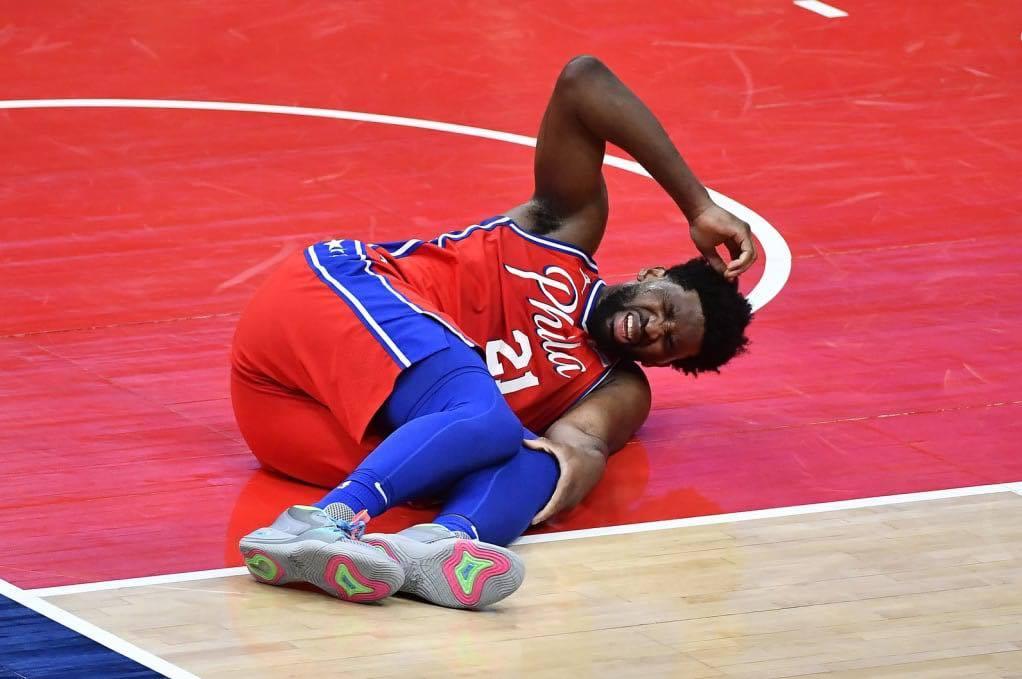 Joel Embiid gặp may, thoát chấn thương nghiêm trọng sau cú ngã ghê rợn