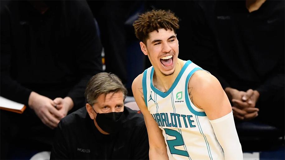 LaMelo Ball khiến CĐM phát cuồng với quả 3 điểm cực “nghệ”, cùng Hornets quân bình kỷ lục ném 3 của NBA