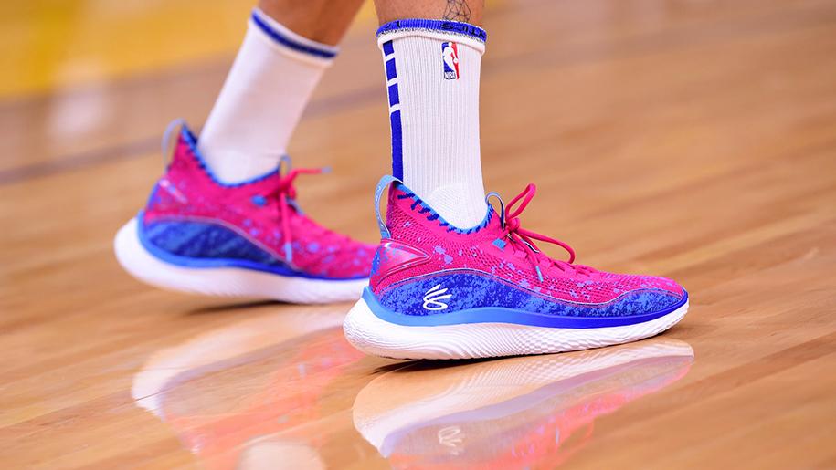 Ra sân ngày sinh nhật, Stephen Curry nhận món quà đặc biệt từ 3 người con trong gia đình