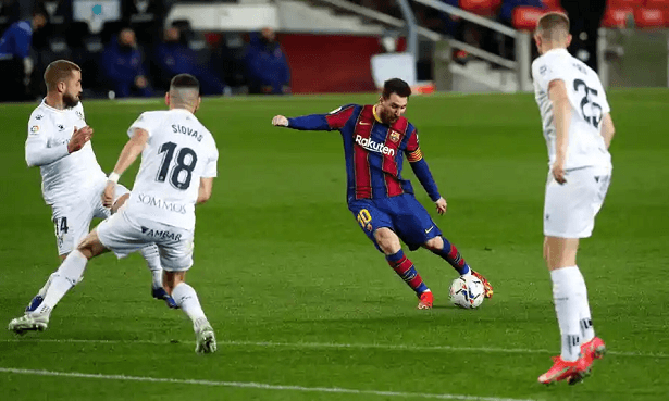 Messi khiến CĐV mãn nhãn với siêu phẩm dù bị phạm lỗi thô bạo