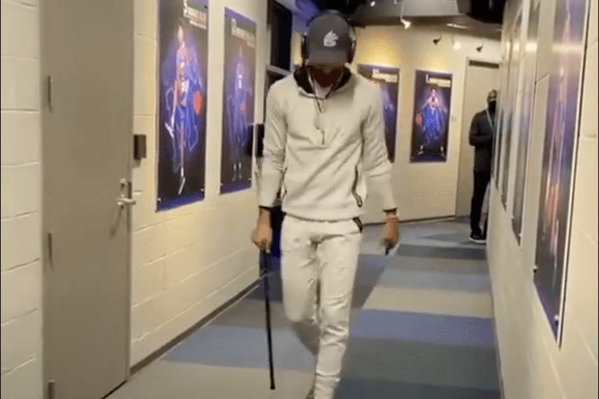Video: Stephen Curry chống nạng tới sân, người hâm mộ GSW suy sụp