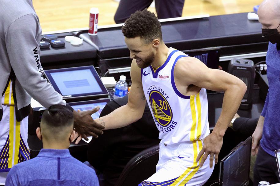 HLV Steve Kerr đưa ra cập nhật mới nhất về tình hình chấn thương của Stephen Curry