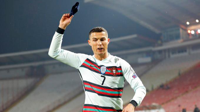 Ronaldo ném băng đội trưởng sau khi mất oan bàn thắng muộn