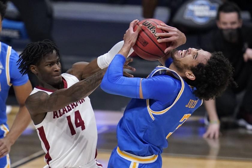 Johnny Juzang nguội tay nhưng UCLA vẫn xuất sắc đánh bại Alabama trong hiệp phụ nghẹt thở