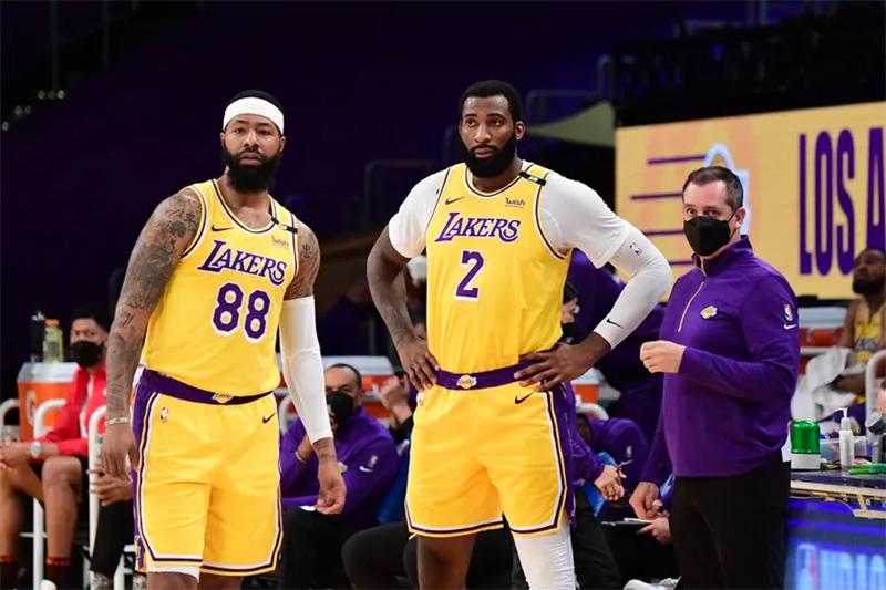 Chấn thương ngay trận đầu khoác áo Lakers, Andre Drummond ra mắt cùng sự tiếc nuối