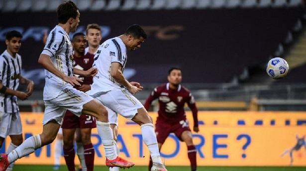 Ronaldo chỉ còn kém kỷ lục ghi bàn của Josef Bican