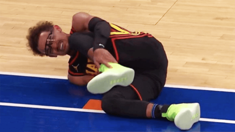Xem ngay: Trae Young lật cổ chân đầy đau đớn, phải nhờ đồng đội dìu khỏi sân