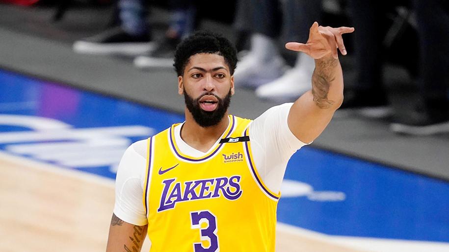 Anthony Davis bực tức vì tái xuất "xịt", LeBron James lập tức trấn an