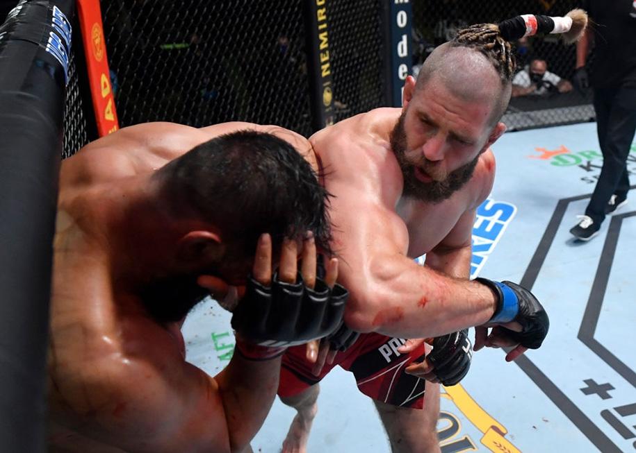 Jiri Prochazka hạ gục Dominick Reyes với cú chỏ lật xuất sắc, chắc vị trí tranh đai