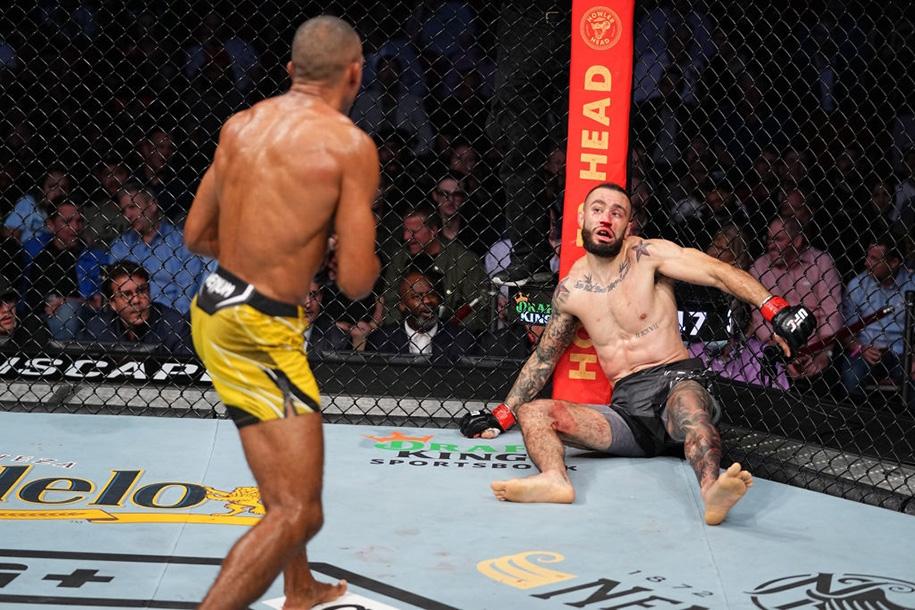 Knockout "gây lag" đối thủ: Thần cước Edson Barboza trở lại với pha bế mạc Shane Burgos