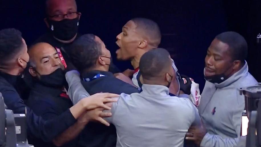 Góc phẫn nộ: Russell Westbrook bị CĐV 76ers đổ bắp rang vào người khi đang rời sân vì chấn thương
