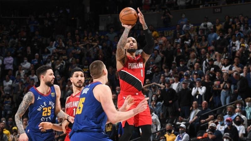 Ném kỷ lục 3 điểm của LIllard vào sọt rác, Portland tự hủy trước Denver