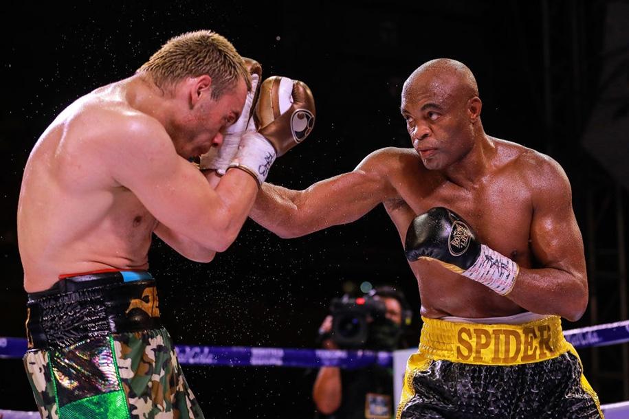 Huyền thoại MMA Anderson Silva đánh bại cựu vô địch WBC Julio Cesar Chavez ngày trở lại sàn Boxing