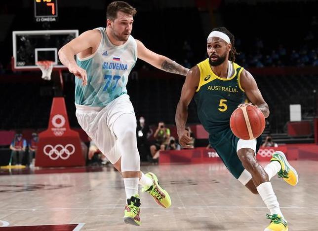 Patty Mills rực cháy với 42 điểm, khiến Luka Doncic trắng tay rời Olympic