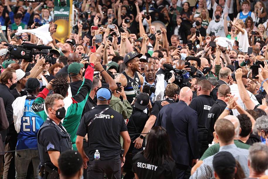 Các sân đấu 19.000 khán giả tại NBA đương đầu với COVID-19 như thế nào?