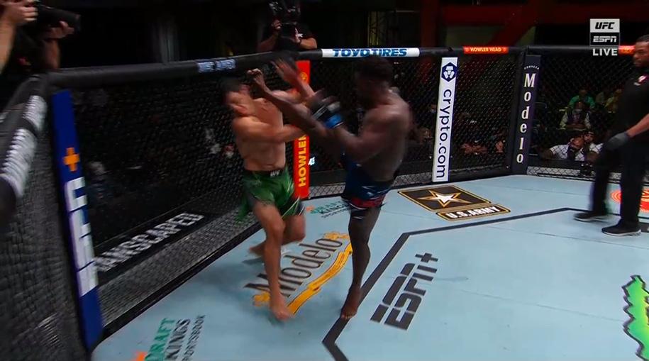 Abdul Razak Alhassan knockout đối thủ bằng đòn đá chớp nhoáng 17 giây