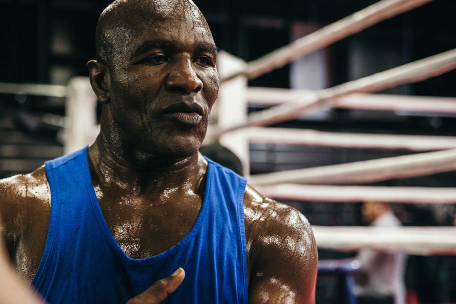Evander Holyfield trấn an fan hâm mộ khi lên đài Boxing ở tuổi 58