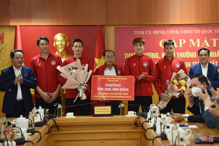 Lọt vào top 4 VĐQG, đội bóng chuyền Hà Tĩnh nhận thưởng