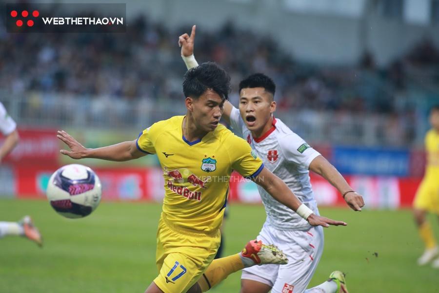 HAGL bị thổi 2 quả phạt đền, thua trận đầu tiên trên sân nhà