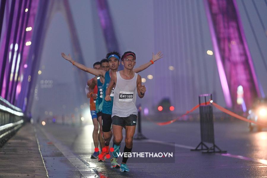 Những dấu chân Marathon Hanoi Techcombank 2022 lần đầu tiên trên cầu Nhật Tân
