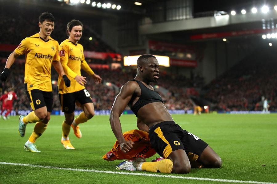 Liverpool thoát hiểm ở FA Cup nhờ quyết định khó hiểu của VAR