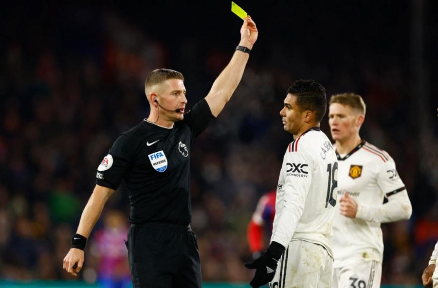 Cận cảnh chiếc thẻ vàng khiến Casemiro và MU phải trả giá đắt