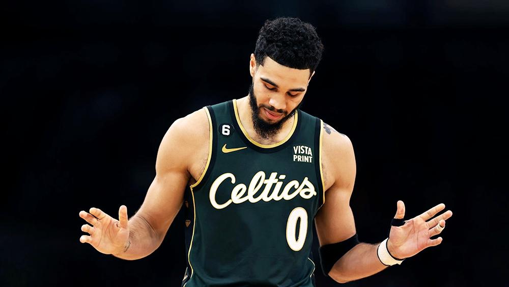 Phản ứng hài hước của Jayson Tatum sau drama trận Celtics vs Lakers: “Cuộc sống mà"