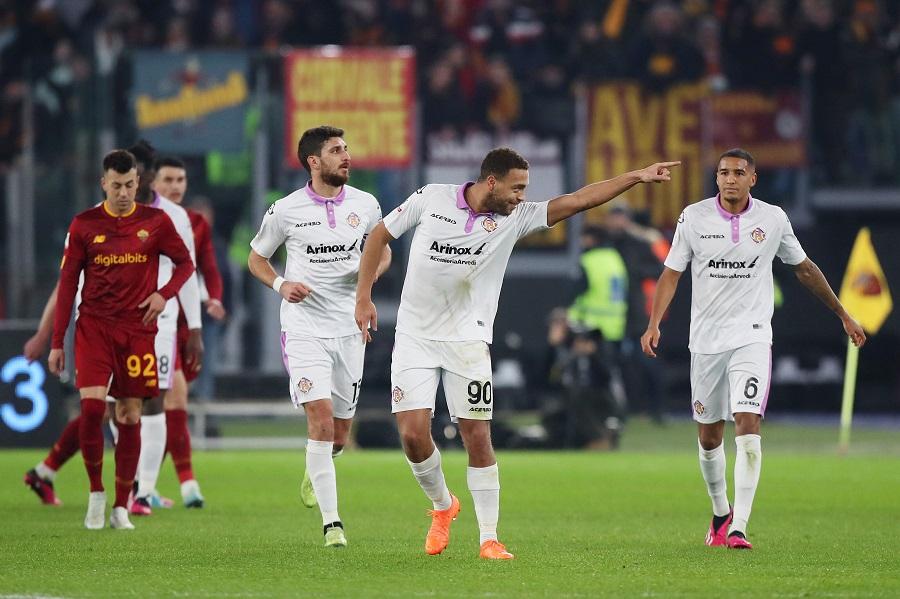 Đội cuối bảng Serie A liên tiếp gây sốc cho Napoli và Roma