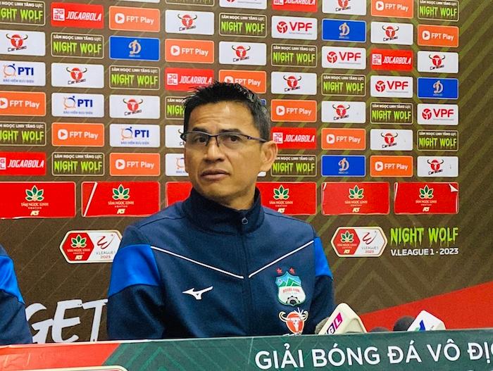 Bị Hà Tĩnh cầm hoà, HLV Kiatisuk bày tỏ nỗi nhớ Văn Toàn