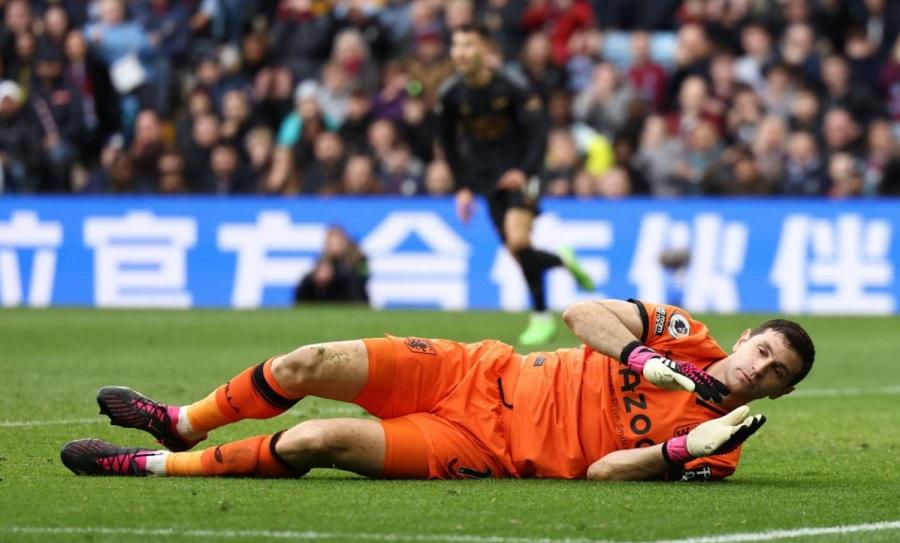 Thủ môn Martinez “tặng quà” cho Arsenal bằng pha phản lưới hy hữu
