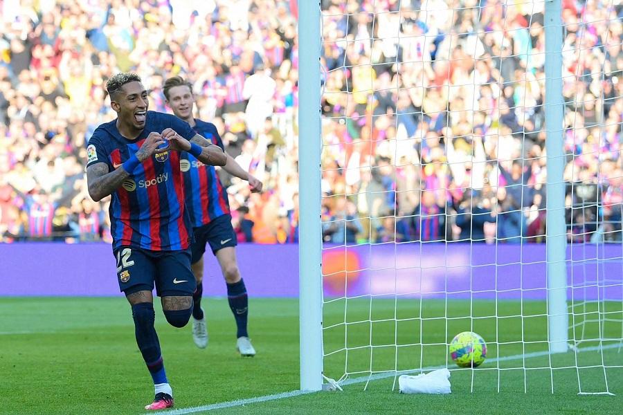 Raphinha đạt thành tích ghi bàn kỳ lạ bằng đánh đầu cho Barca