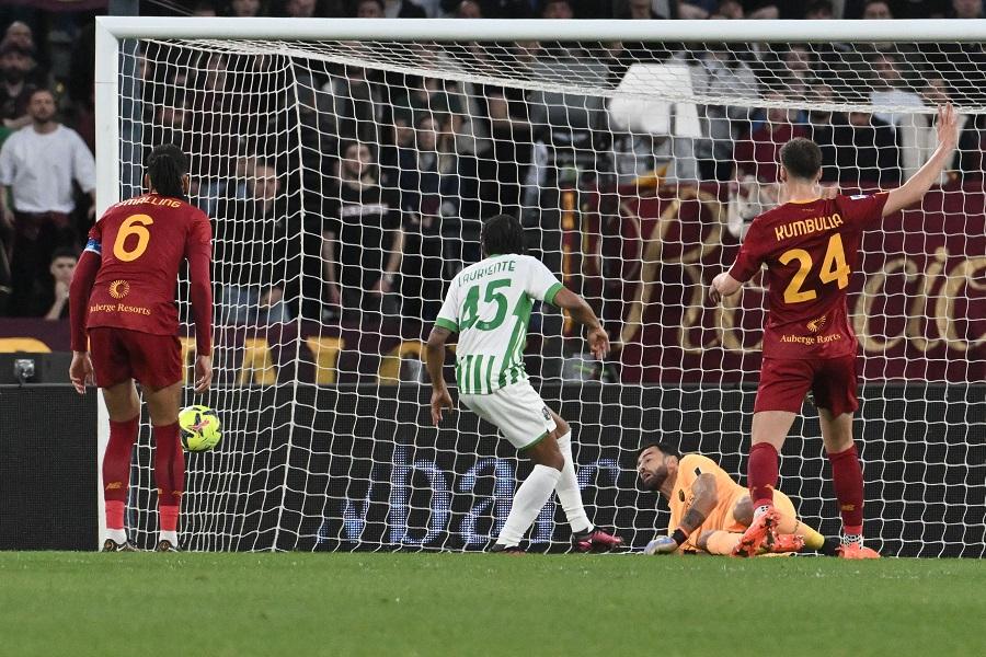 Không có Mourinho, Roma thua đau trên sân nhà với thẻ đỏ tai hại